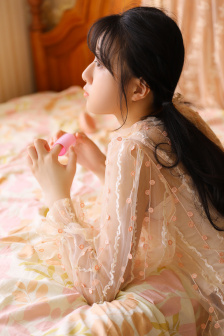 掀起礼服后摆挺入